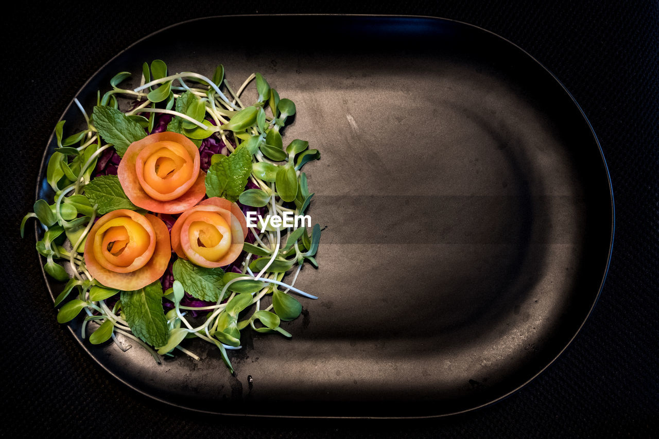 HIGH ANGLE VIEW OF FRUITS IN BOWL