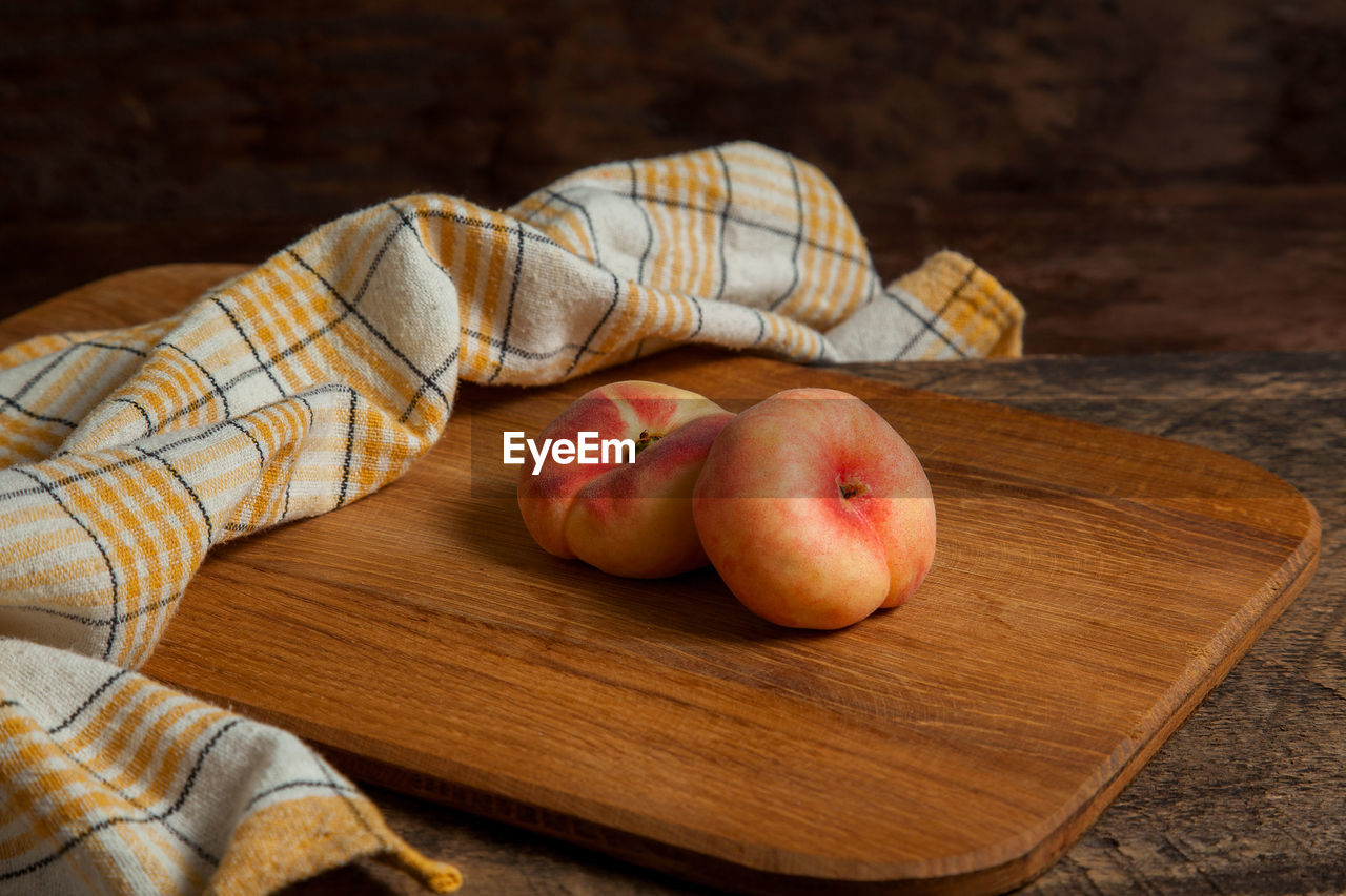 food and drink, food, healthy eating, wellbeing, fruit, produce, wood, apple, freshness, plant, indoors, dish towel, checked pattern, rustic, studio shot, cutting board, apple - fruit, no people, still life, organic, textile, table