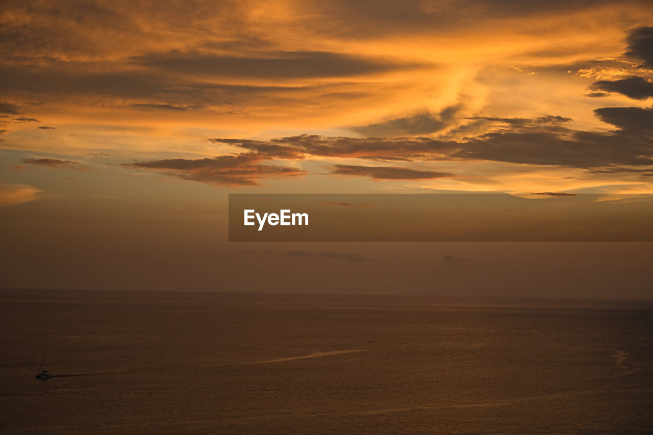 SCENIC VIEW OF SEA AGAINST SUNSET SKY