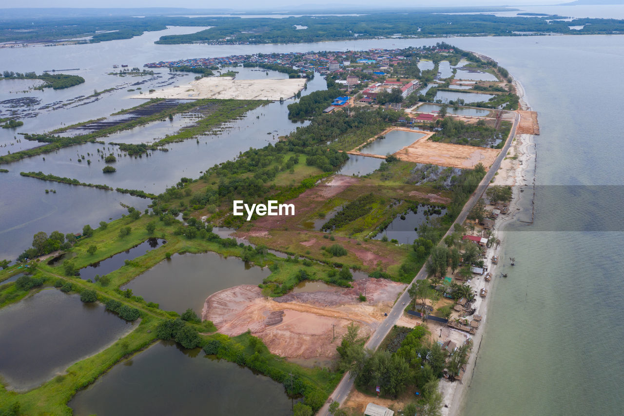 HIGH ANGLE VIEW OF RIVER AMIDST BUILDINGS