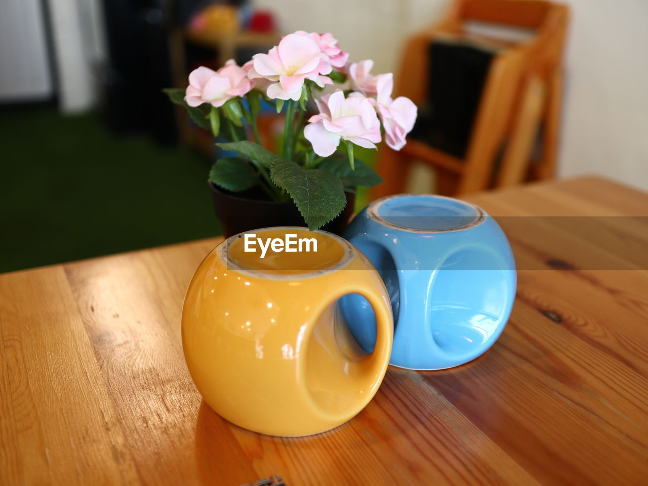 CLOSE-UP OF TEA SERVED ON TABLE IN VASE