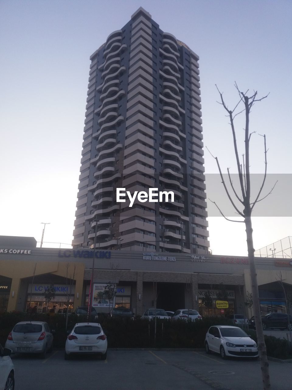 LOW ANGLE VIEW OF MODERN OFFICE BUILDING