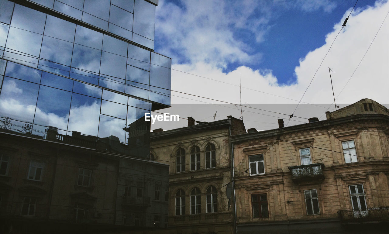 LOW ANGLE VIEW OF BUILDINGS AGAINST SKY