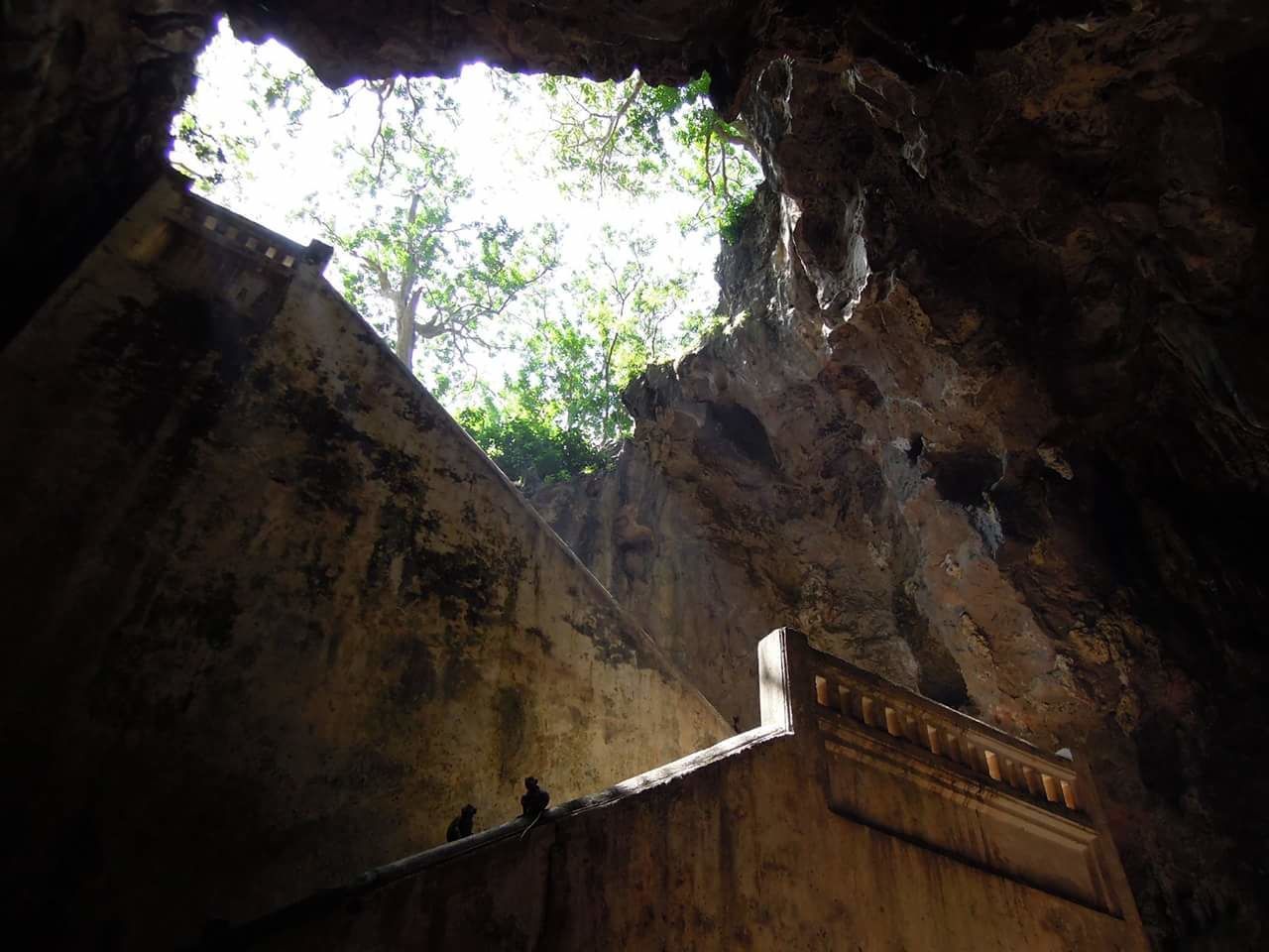 LOW ANGLE VIEW OF OLD RUINS