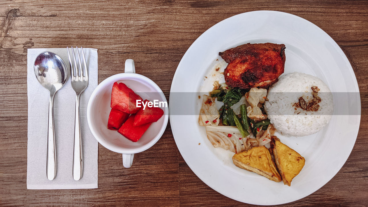 DIRECTLY ABOVE SHOT OF BREAKFAST SERVED IN PLATE