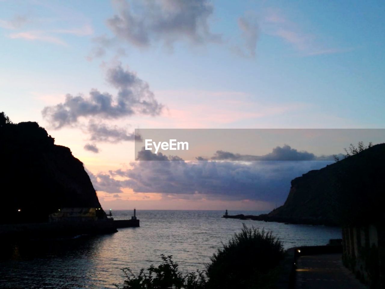 SCENIC VIEW OF BAY AGAINST SKY DURING SUNSET