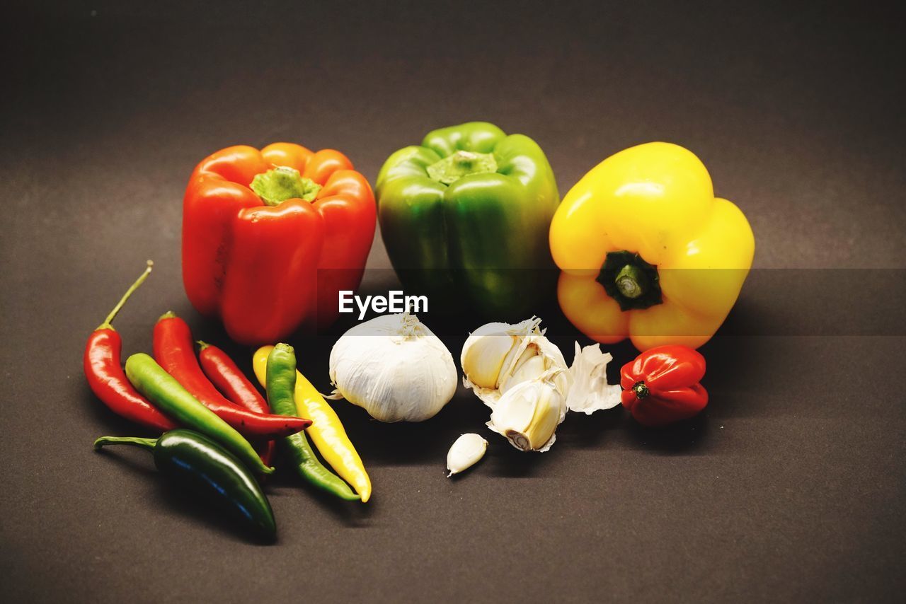 CLOSE-UP OF BELL PEPPER ON TABLE