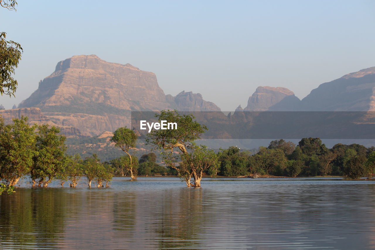 SCENIC VIEW OF LAKE AGAINST MOUNTAINS