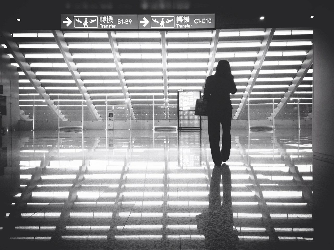 FULL LENGTH OF YOUNG WOMAN STANDING ON SIDEWALK