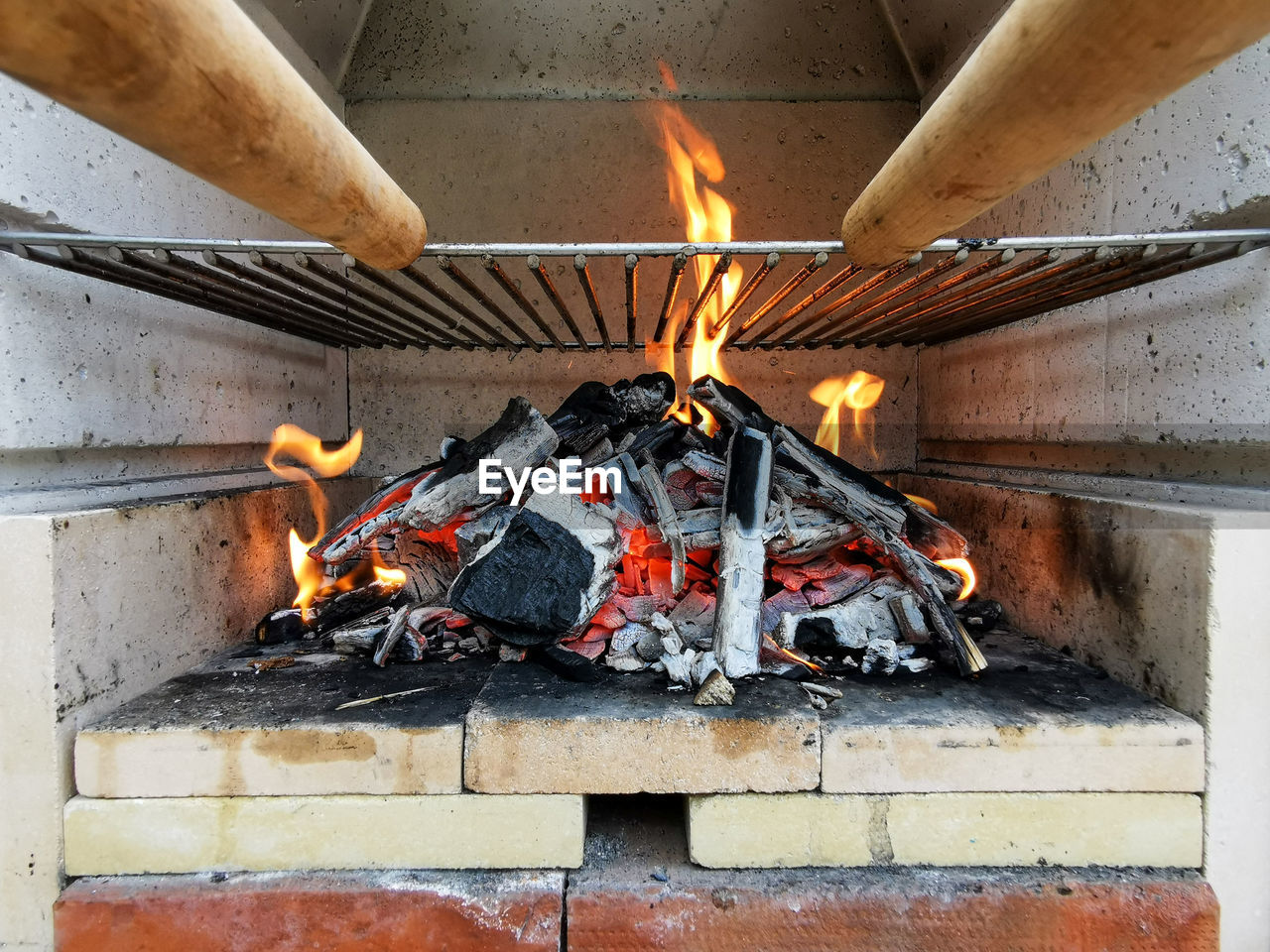 CLOSE-UP OF FIREWOOD