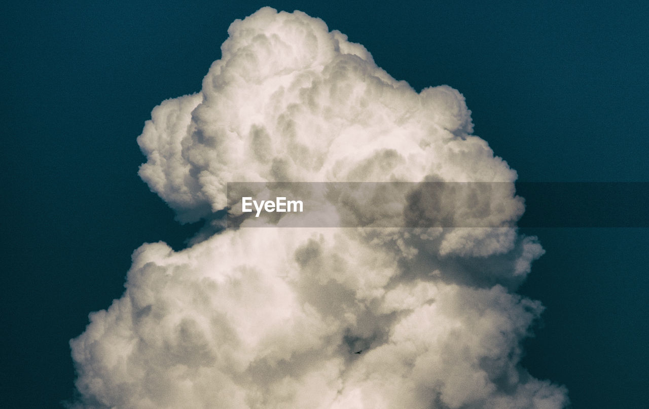 AERIAL VIEW OF VAPOR TRAIL AGAINST SKY