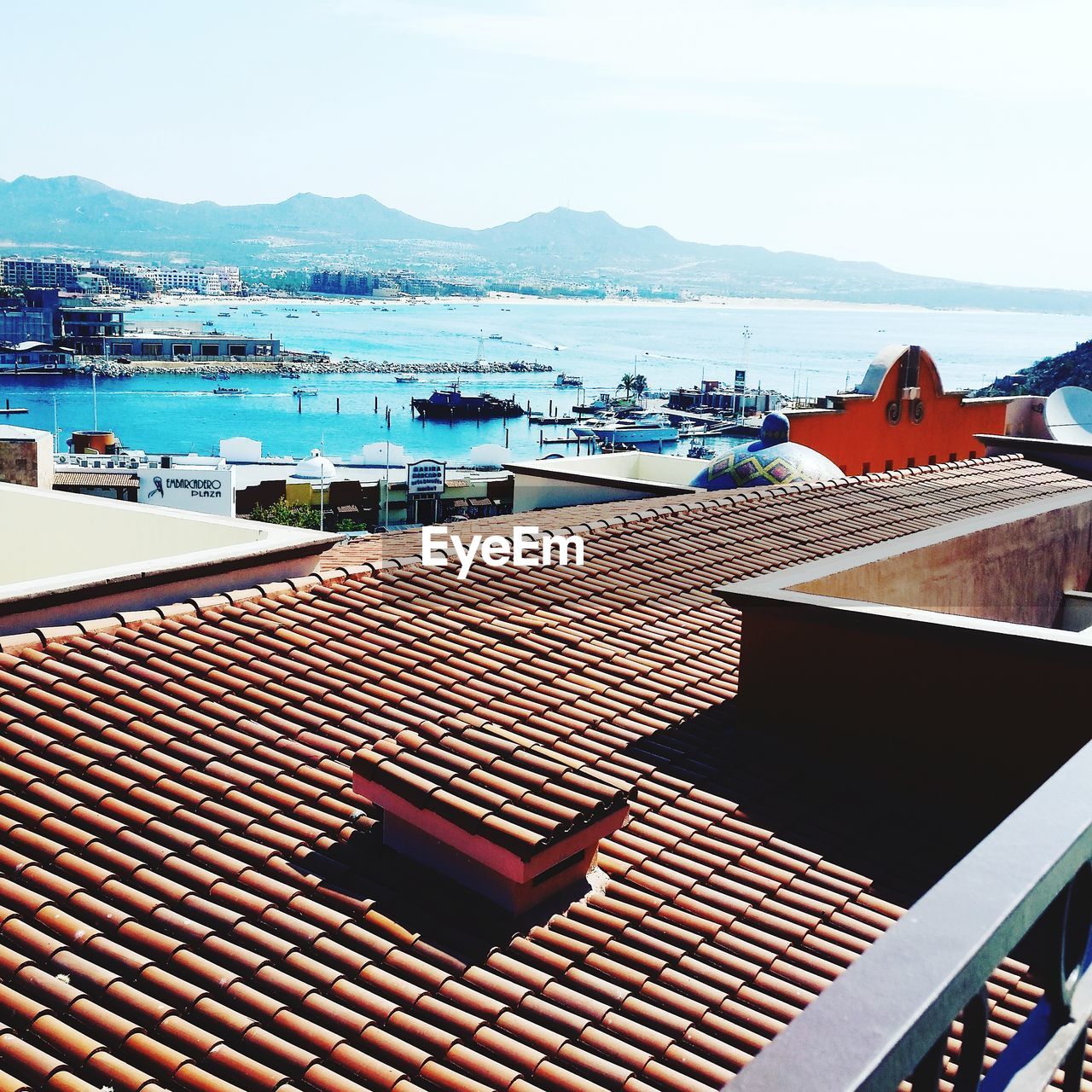 HIGH ANGLE VIEW OF HOUSES AGAINST SEA