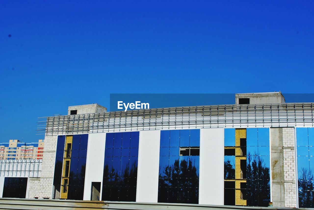 LOW ANGLE VIEW OF HISTORICAL BUILDING AGAINST CLEAR BLUE SKY