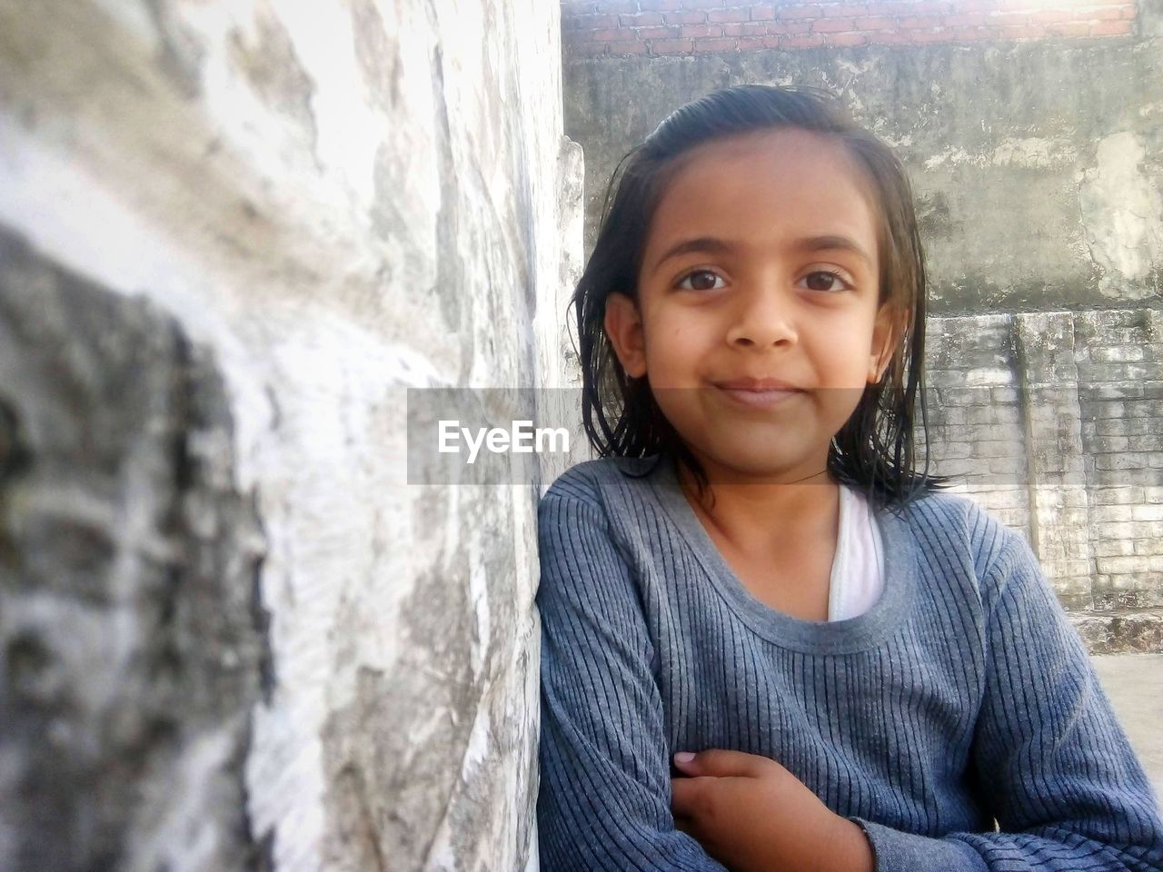 PORTRAIT OF CUTE GIRL SMILING