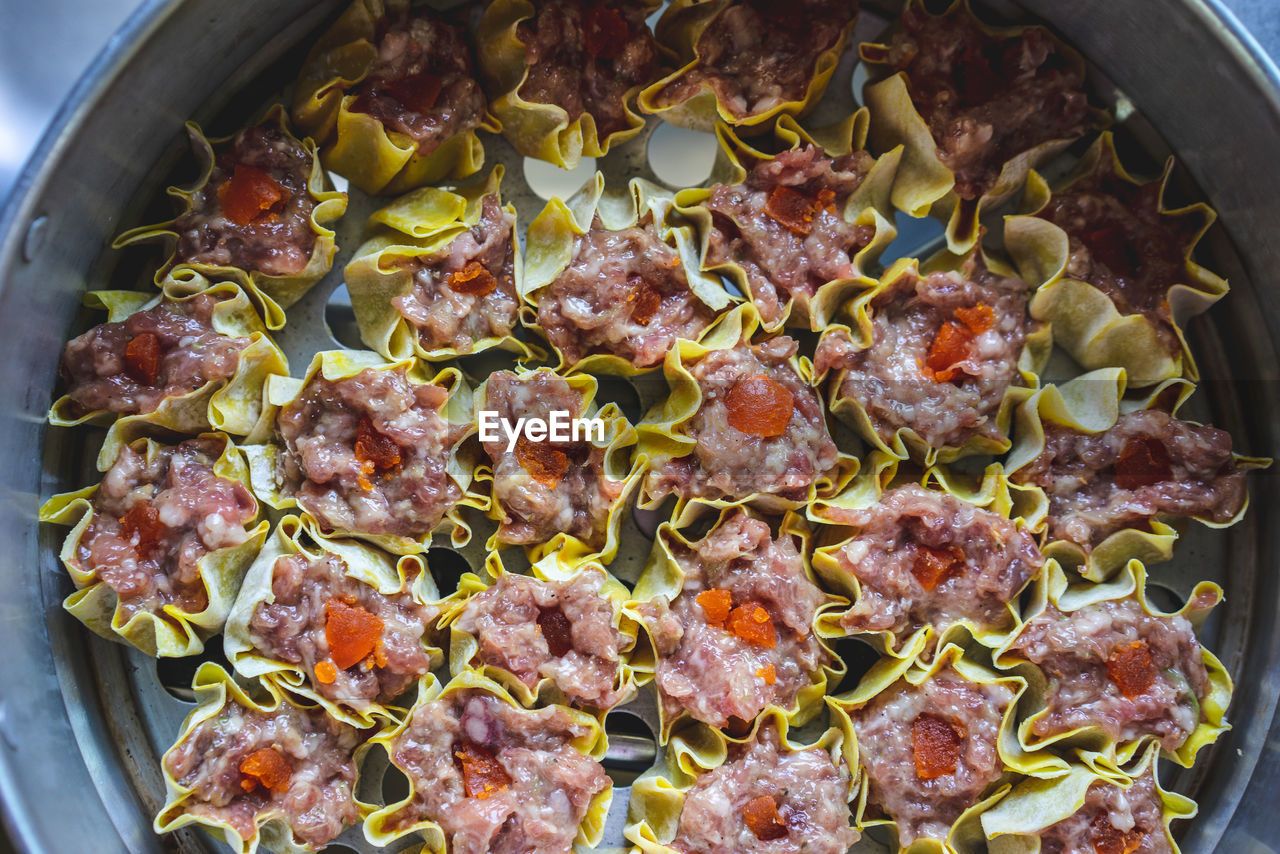 HIGH ANGLE VIEW OF MEAT ON PLATE