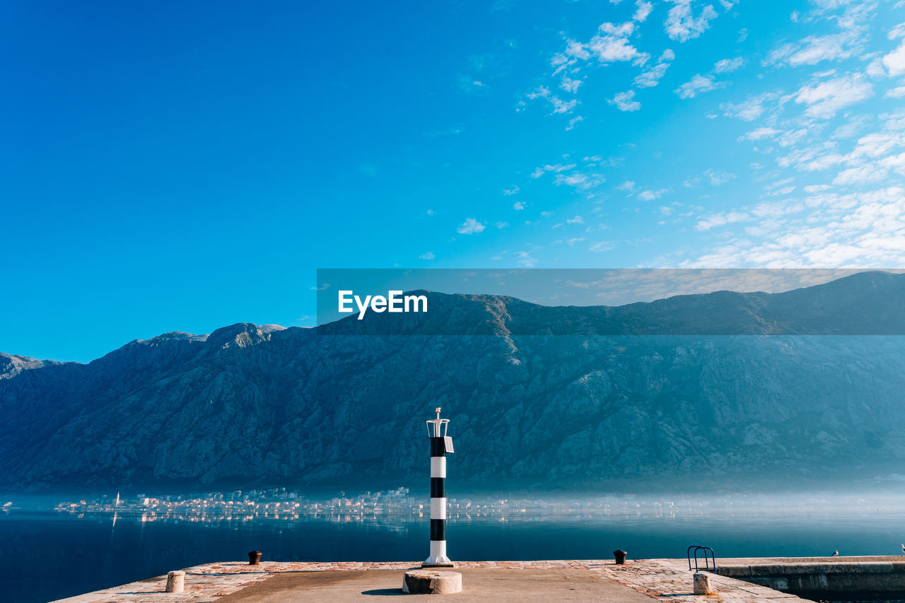 SCENIC VIEW OF SEA BY MOUNTAIN AGAINST SKY