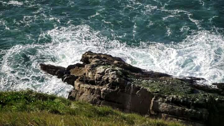 WAVES SPLASHING ON ROCKS AT SHORE