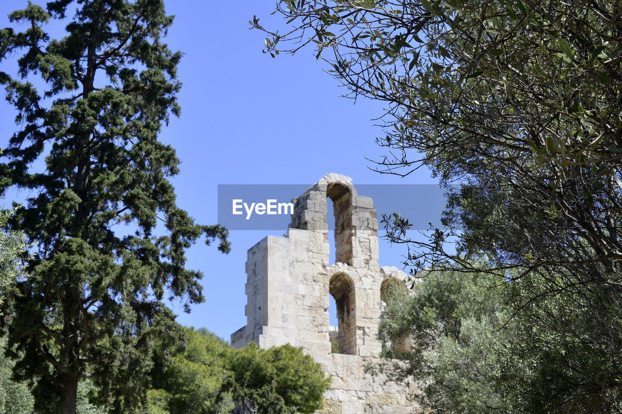 LOW ANGLE VIEW OF HISTORICAL BUILDING AGAINST CLEAR SKY