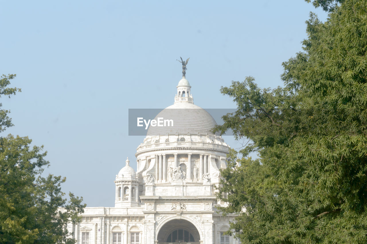 LOW ANGLE VIEW OF HISTORICAL BUILDING AGAINST SKY