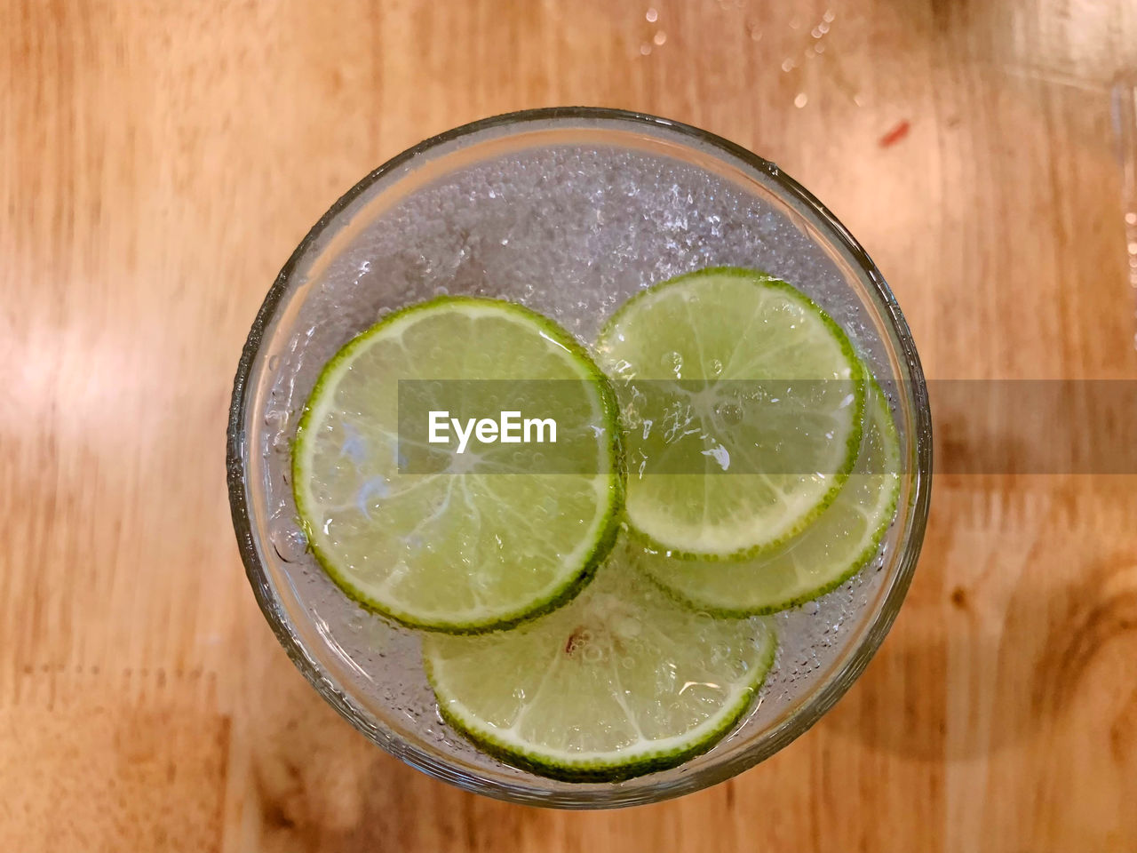 HIGH ANGLE VIEW OF LEMON SLICE ON TABLE