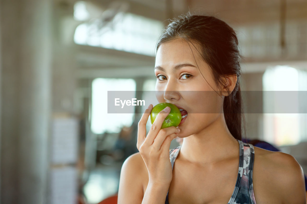 Portrait of woman eating apple