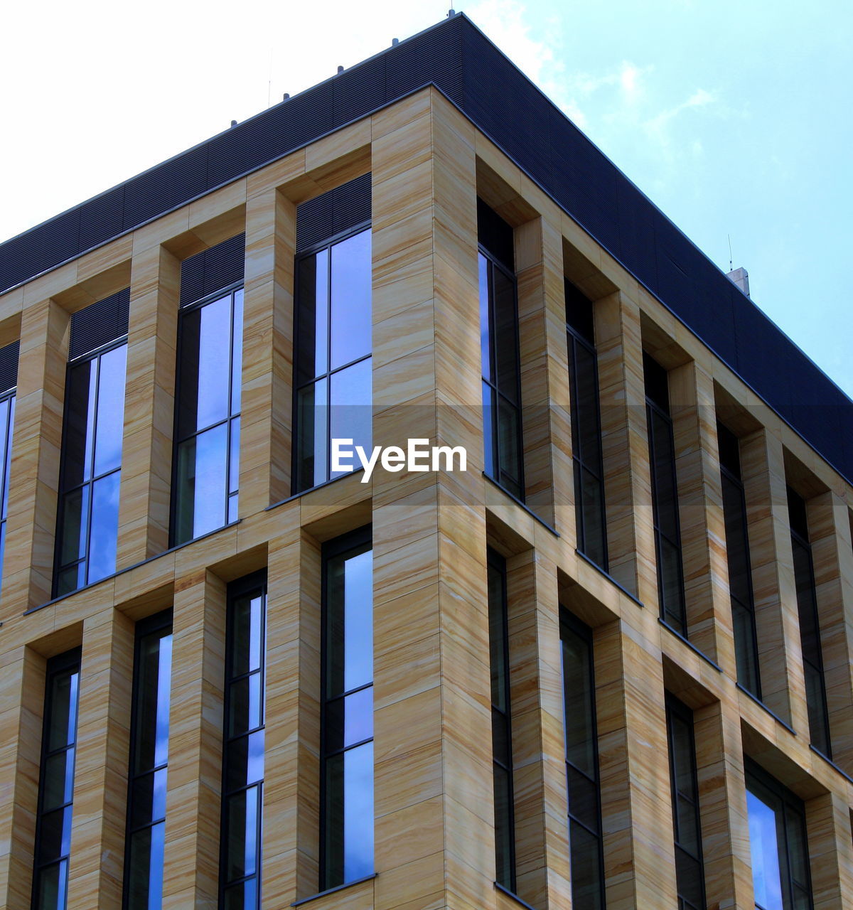 LOW ANGLE VIEW OF BUILDINGS AGAINST SKY