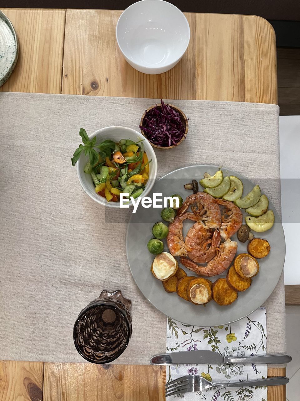 HIGH ANGLE VIEW OF FOOD ON TABLE