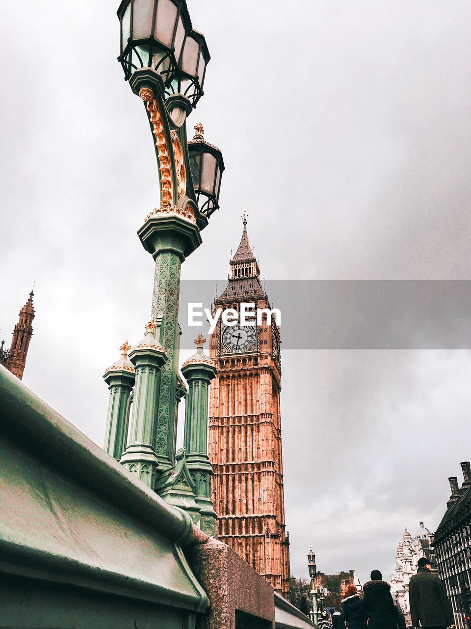 LOW ANGLE VIEW OF TOWER BUILDING AGAINST SKY