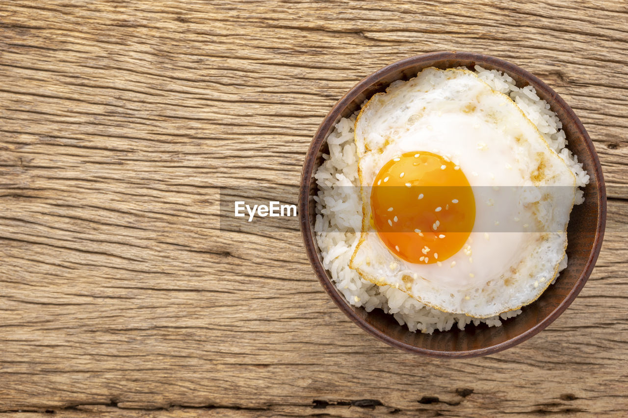 HIGH ANGLE VIEW OF BREAKFAST IN PLATE ON TABLE