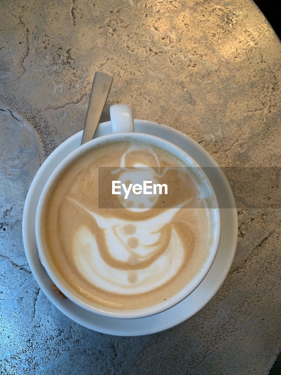 HIGH ANGLE VIEW OF COFFEE ON CUP