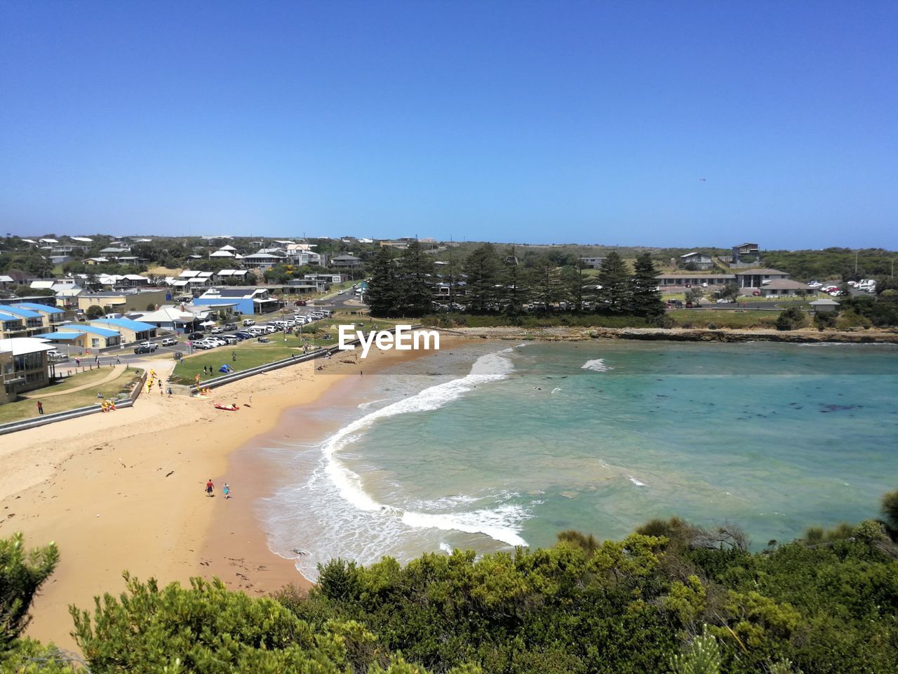 HIGH ANGLE VIEW OF SEA AGAINST CLEAR BLUE SKY