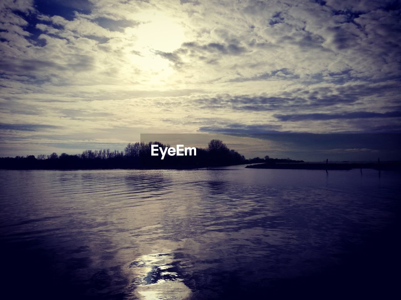 SCENIC VIEW OF LAKE AGAINST SUNSET SKY