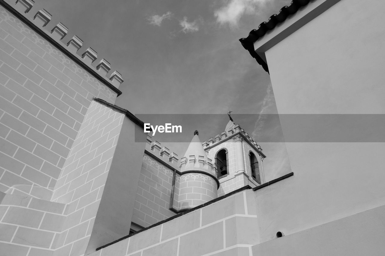 LOW ANGLE VIEW OF BUILDING AGAINST SKY IN CITY
