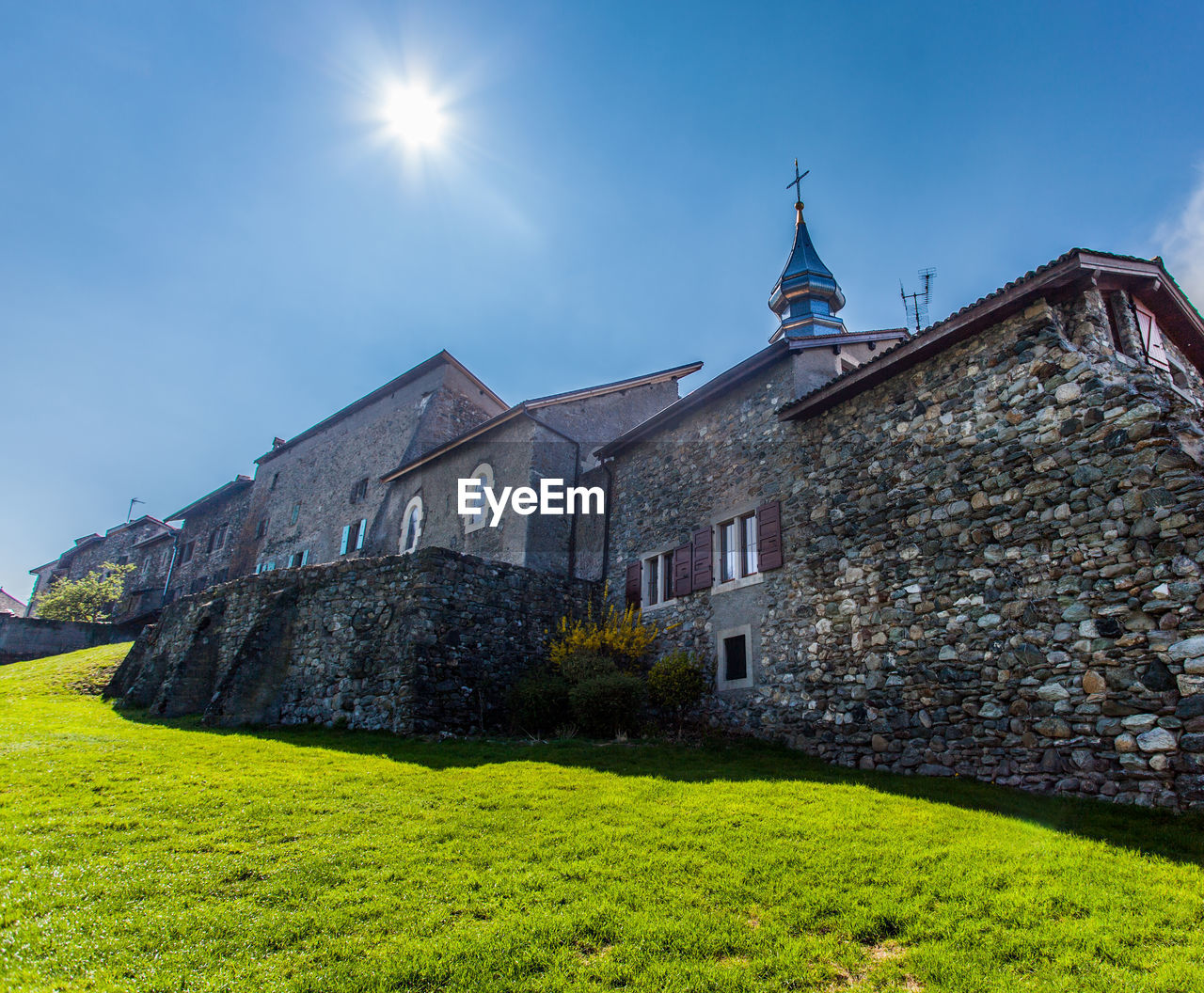 VIEW OF BUILDING AGAINST CLEAR SKY