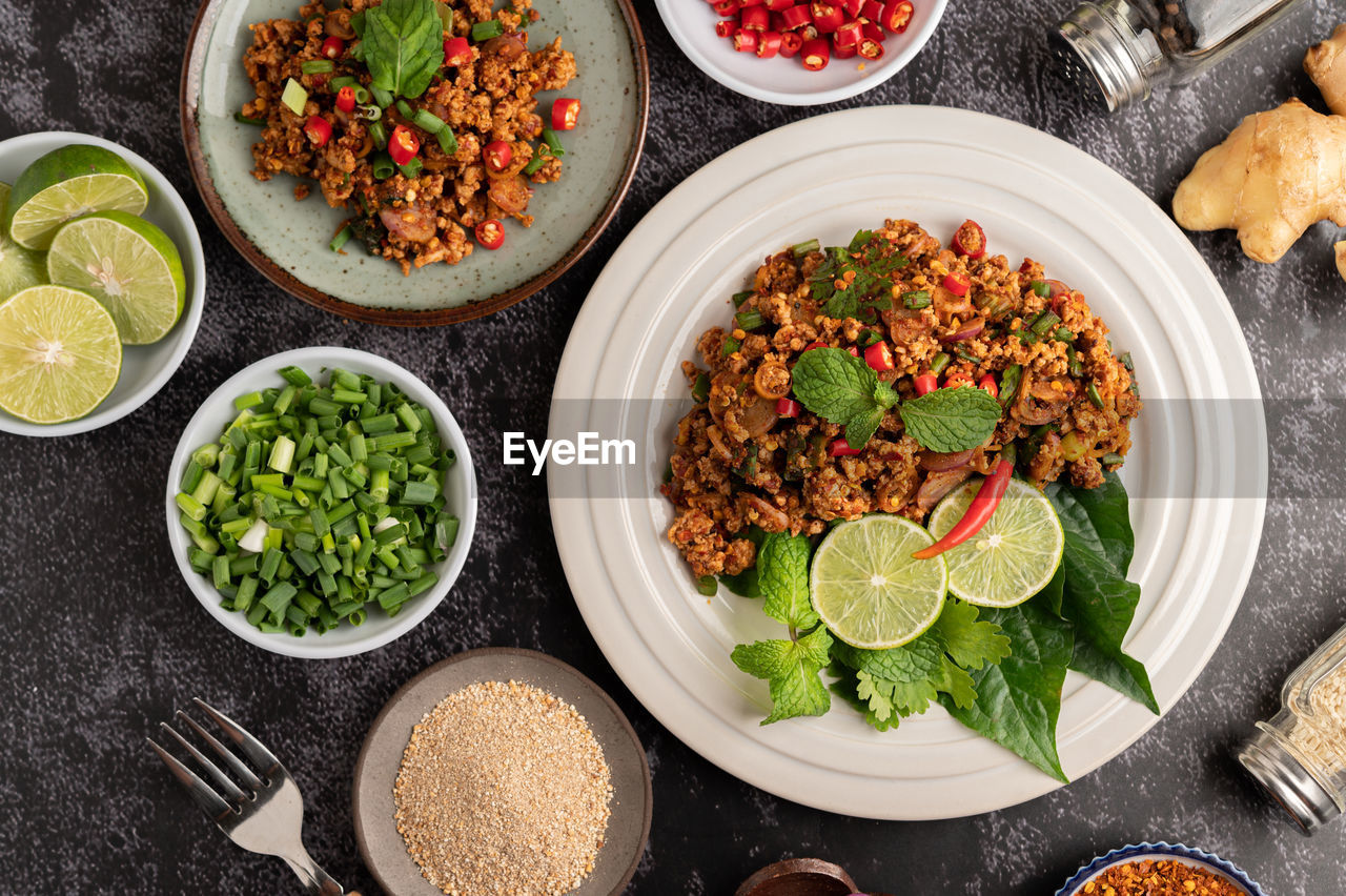 HIGH ANGLE VIEW OF SALAD IN BOWL