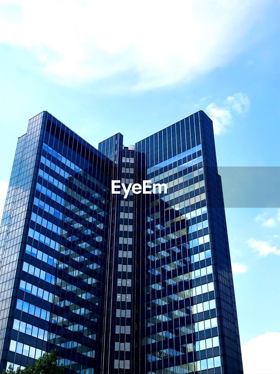 LOW ANGLE VIEW OF MODERN BUILDING AGAINST SKY