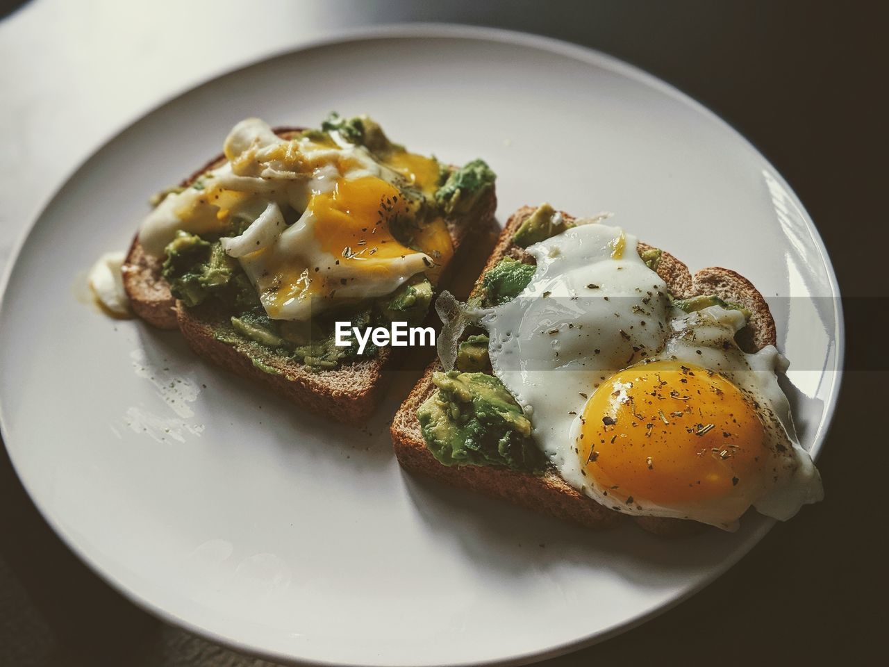 CLOSE-UP OF BREAKFAST IN PLATE