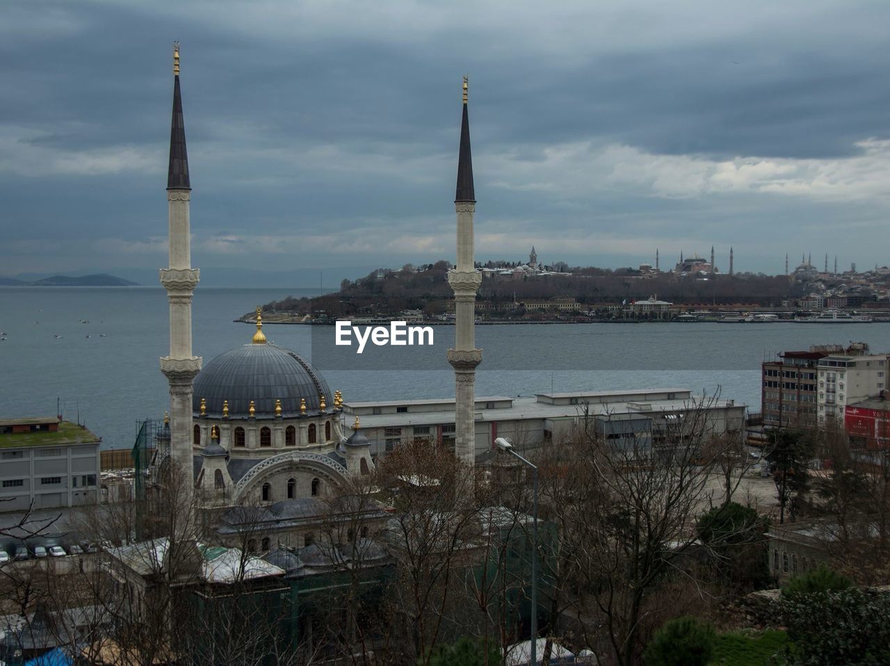 VIEW OF CITY AT WATERFRONT
