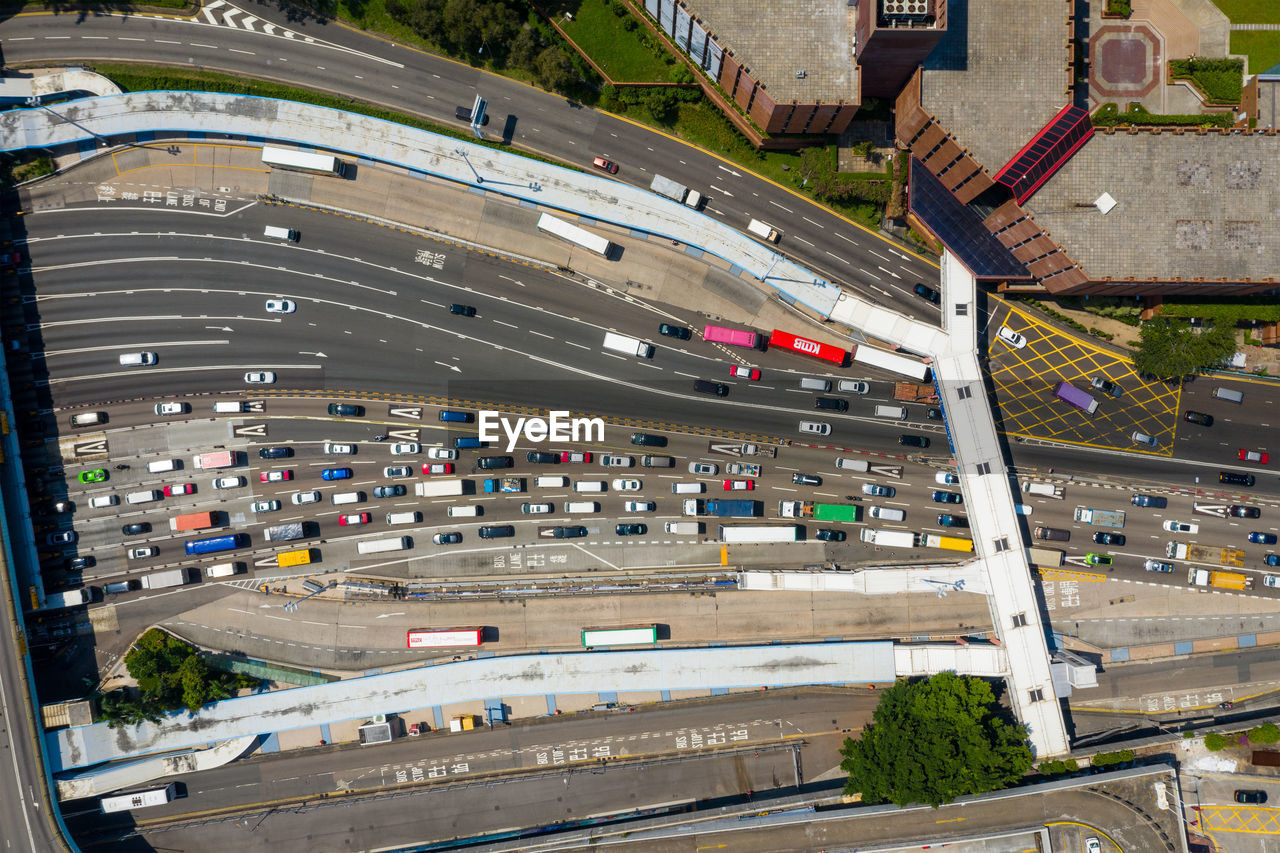 HIGH ANGLE VIEW OF VEHICLES ON ROAD