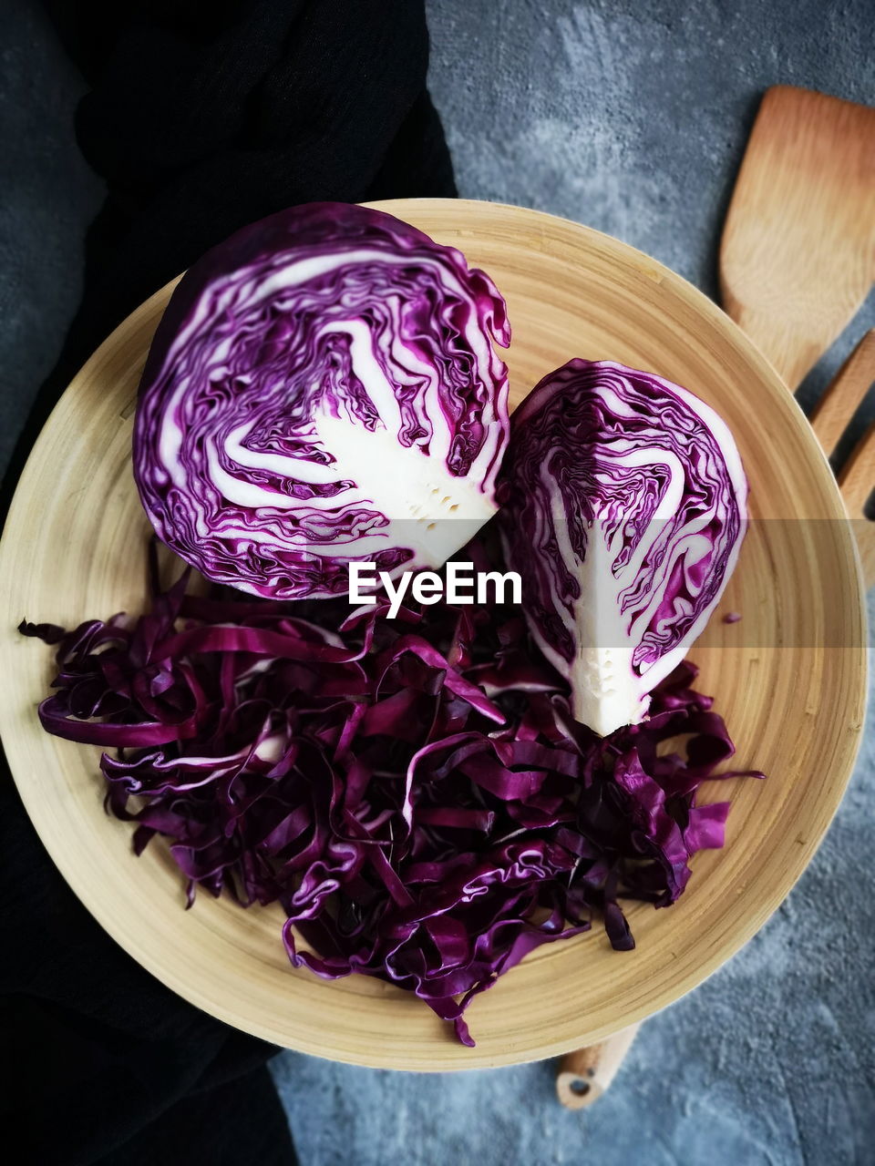 HIGH ANGLE VIEW OF DESSERT IN BOWL ON TABLE