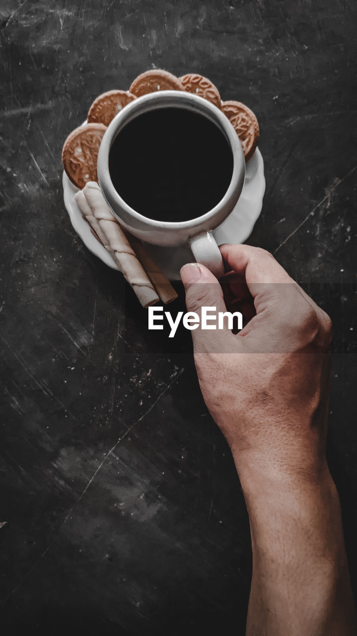 HIGH ANGLE VIEW OF COFFEE CUP ON TABLE