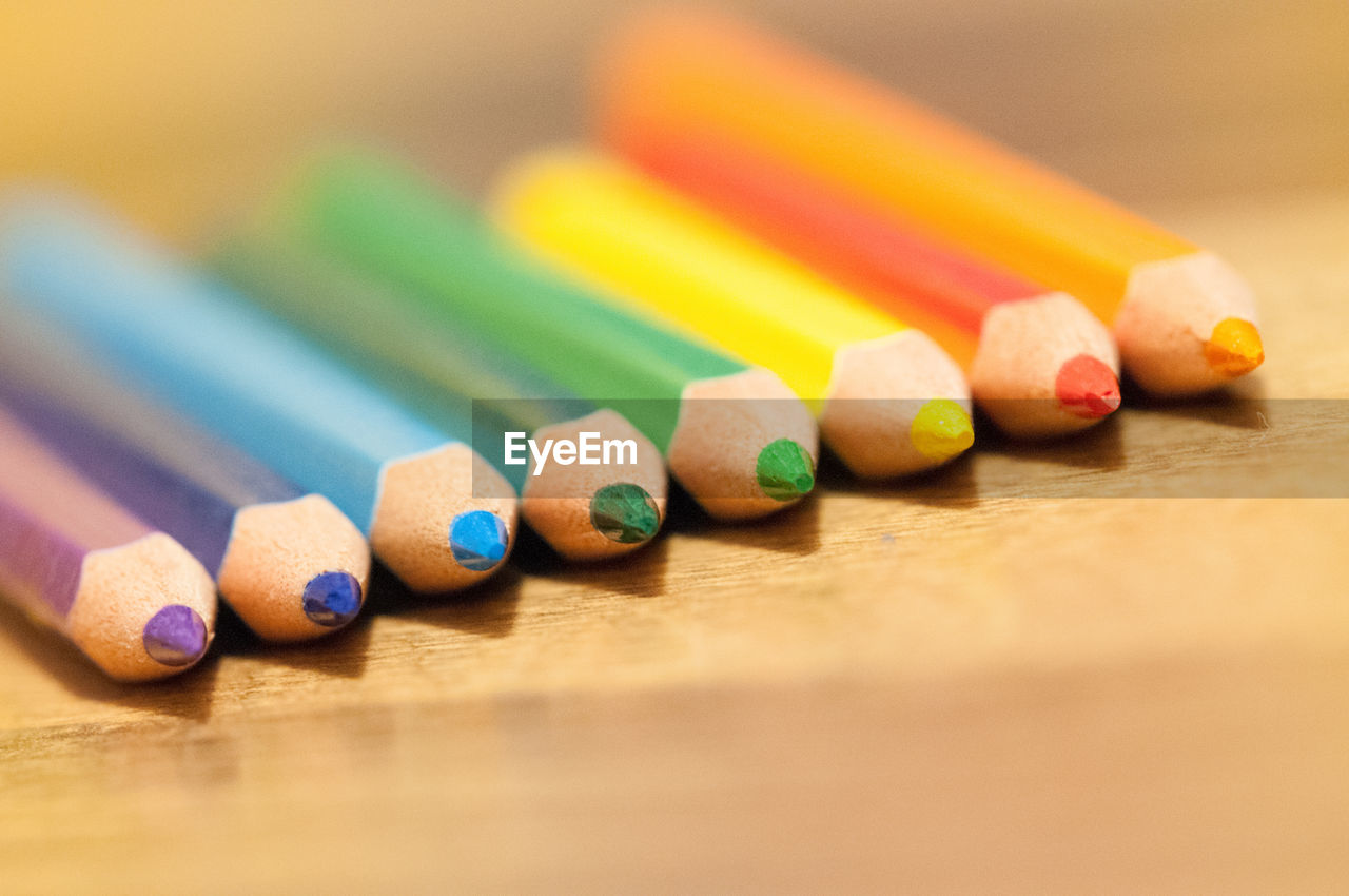 CLOSE-UP OF COLORED PENCILS