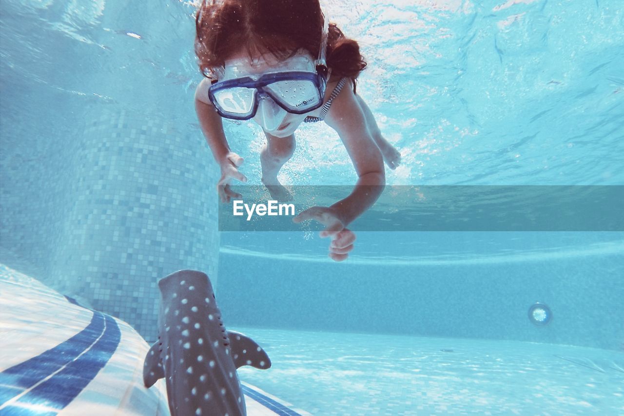 WOMAN SWIMMING UNDERWATER