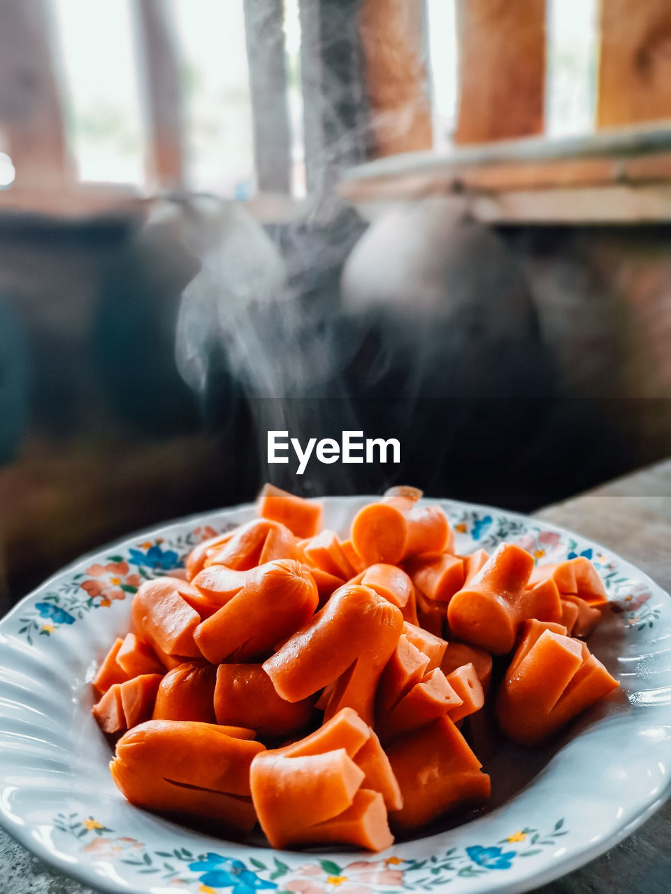 CLOSE-UP OF FRESH VEGETABLES IN PLATE