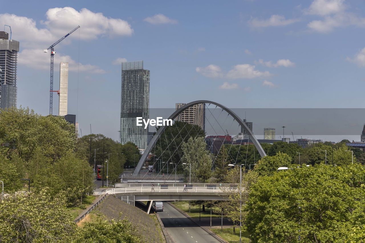 VIEW OF BRIDGE AND BUILDINGS AGAINST SKY