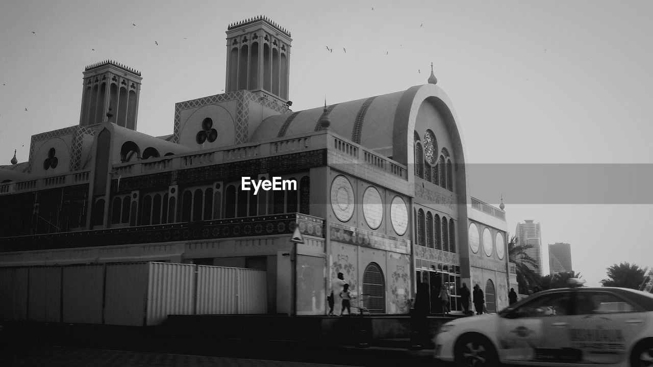 LOW ANGLE VIEW OF BUILDINGS IN CITY