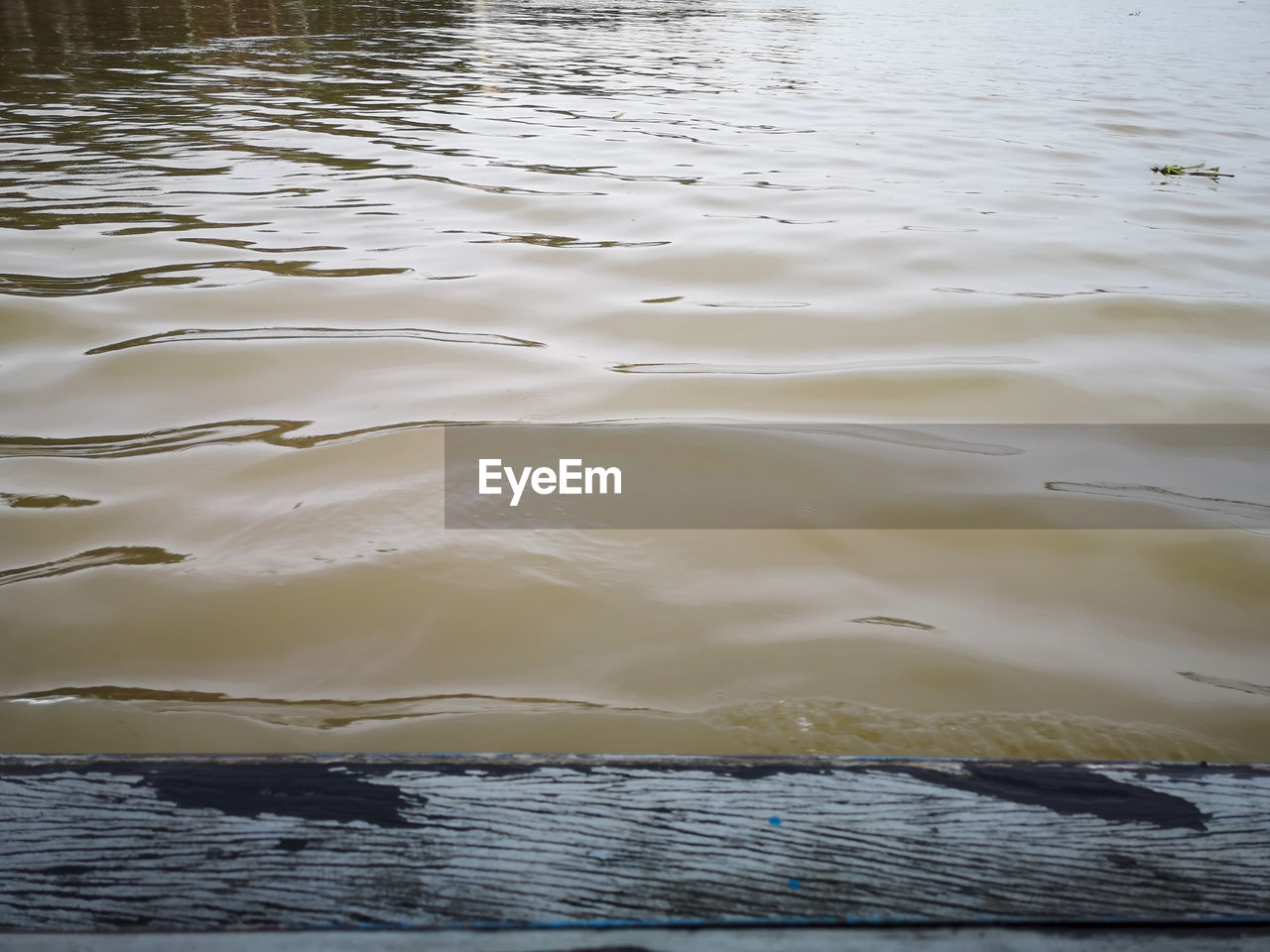 HIGH ANGLE VIEW OF RIPPLED WATER