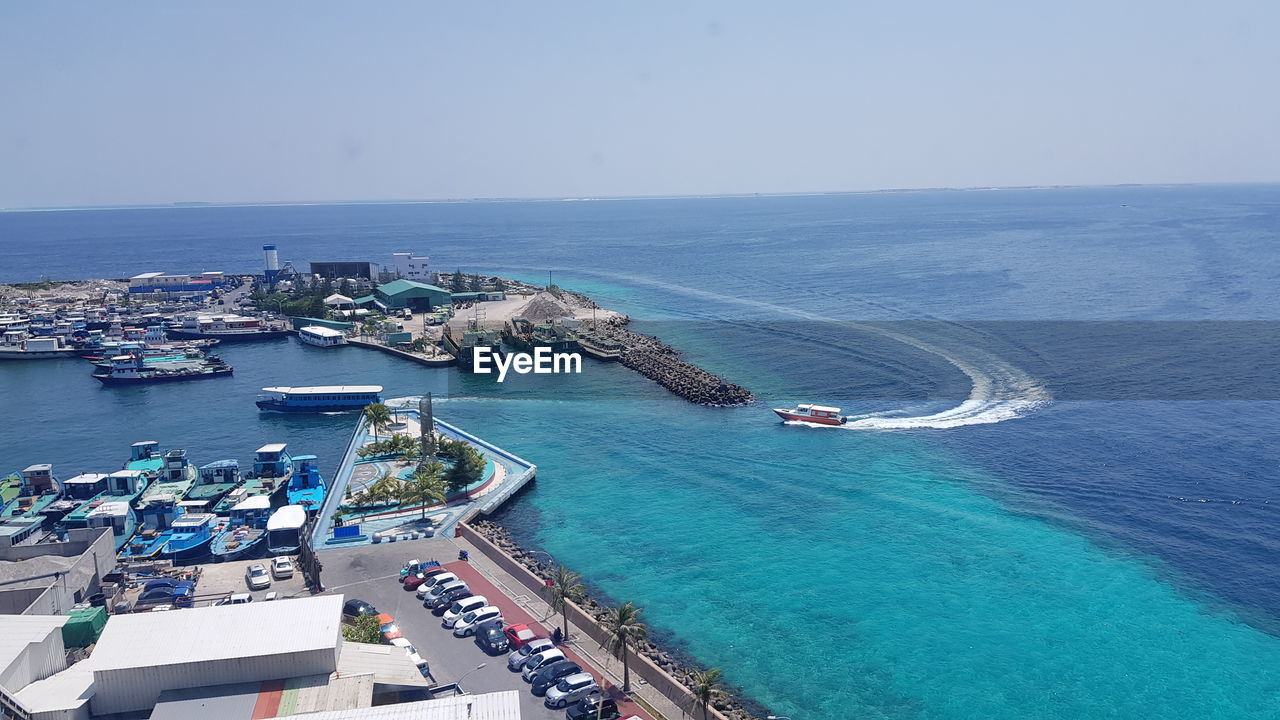 HIGH ANGLE VIEW OF SEA BY SHORE AGAINST SKY