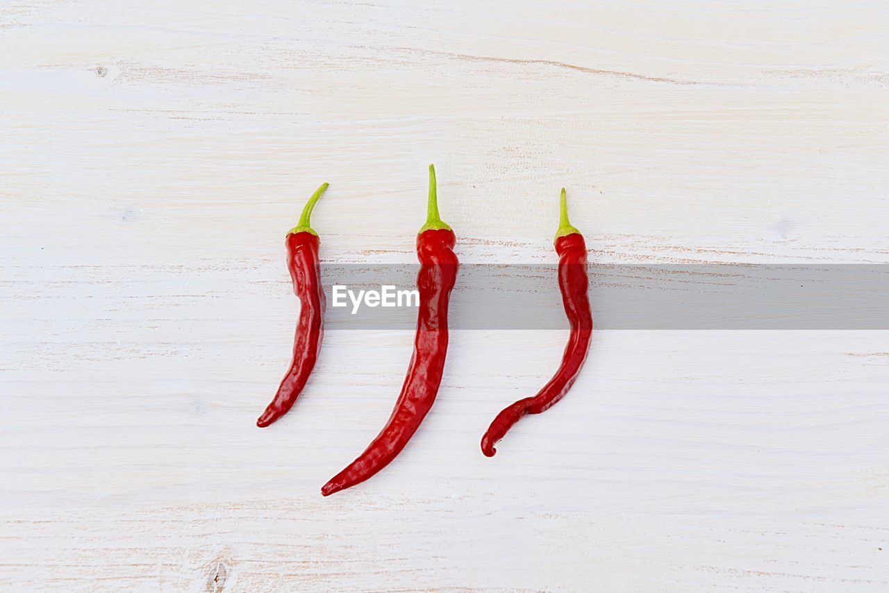 HIGH ANGLE VIEW OF CHILI PEPPER ON TABLE