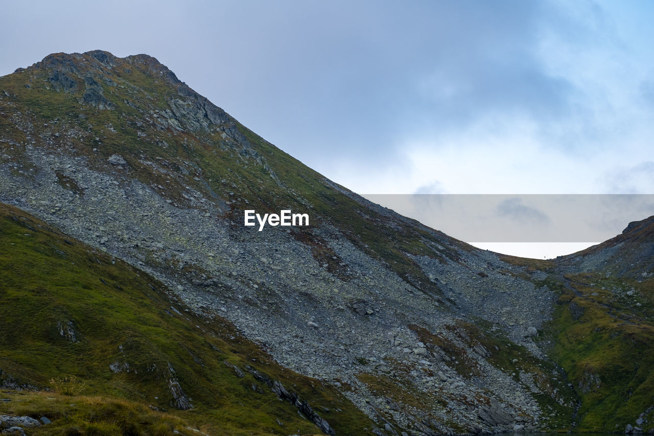 Sunrise on fagaras high mountain ridge. romanian mountain landscape with high peaks over 2200m